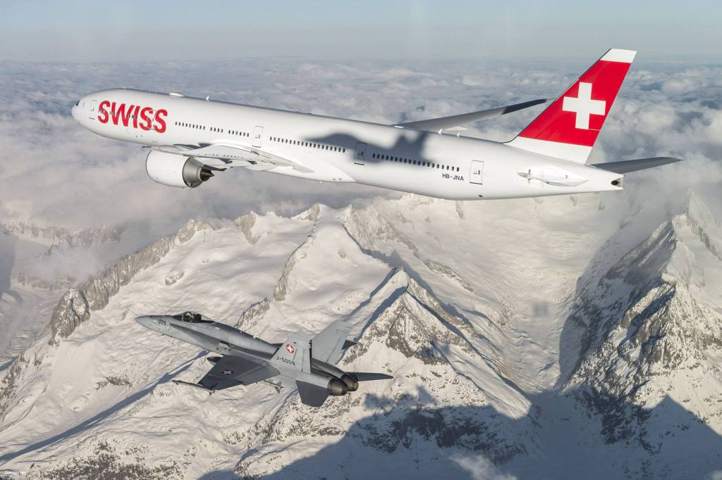 瑞士航空迎来首架波音777-300ER 空军伴飞迎接