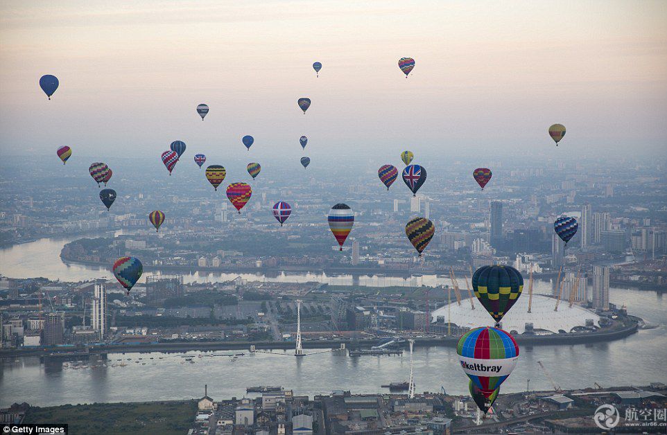 英国伦敦举行热气球比赛 为市长基金募集善款