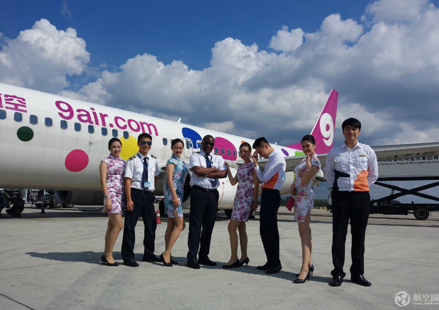中秋节九元航空空姐旗袍迎客