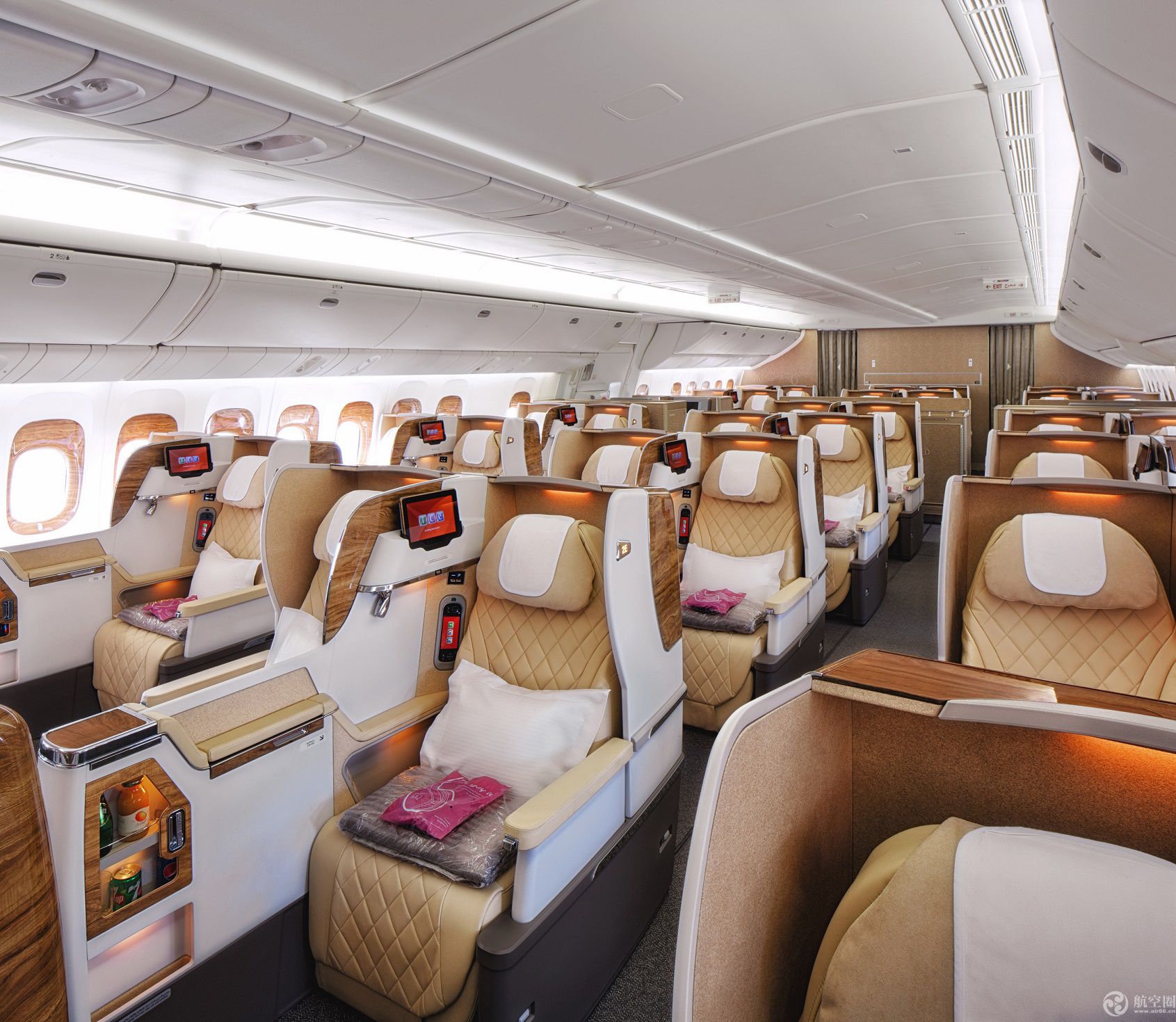 阿联酋航空推出波音777客机全新商务舱布局 更宽敞舒适_航空要闻_资讯_航空圈