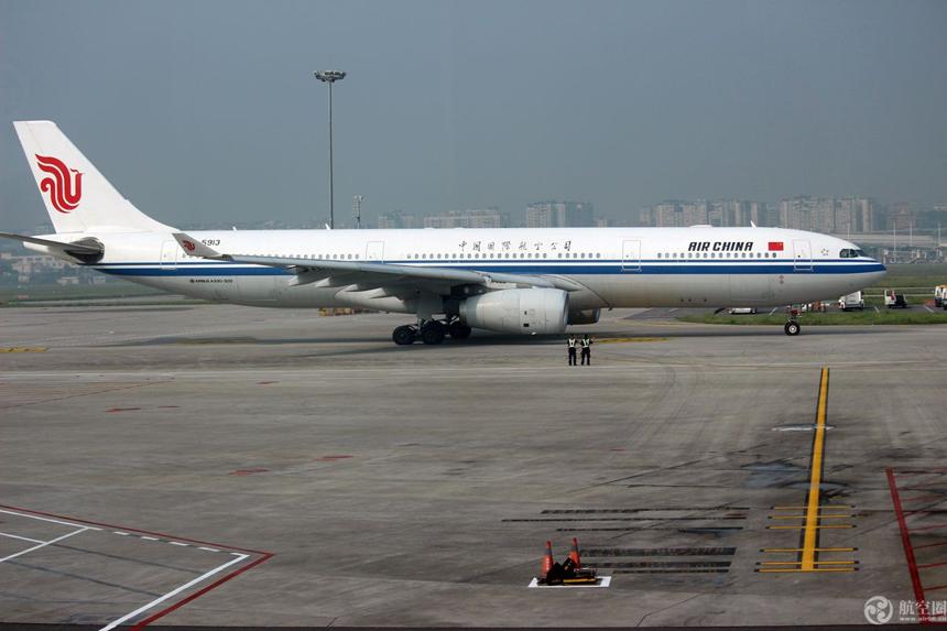 国航空客a330-300,国航a330-300 国航一架空客a330飞机降落后机翼与机坪视频监控杆剐蹭