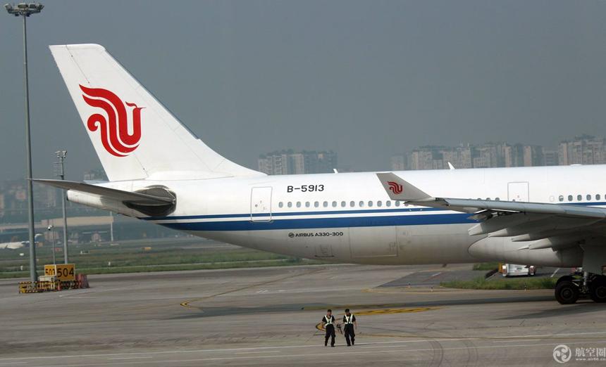 国航一架空客a330飞机降落后机翼与机坪视频监控杆剐蹭