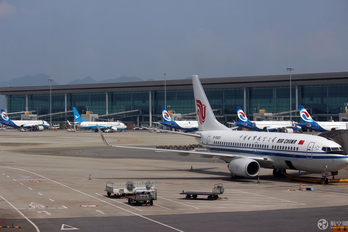 高清:运-8飞机运送7吨物资抵达普洱机场【3】--军事--人民网