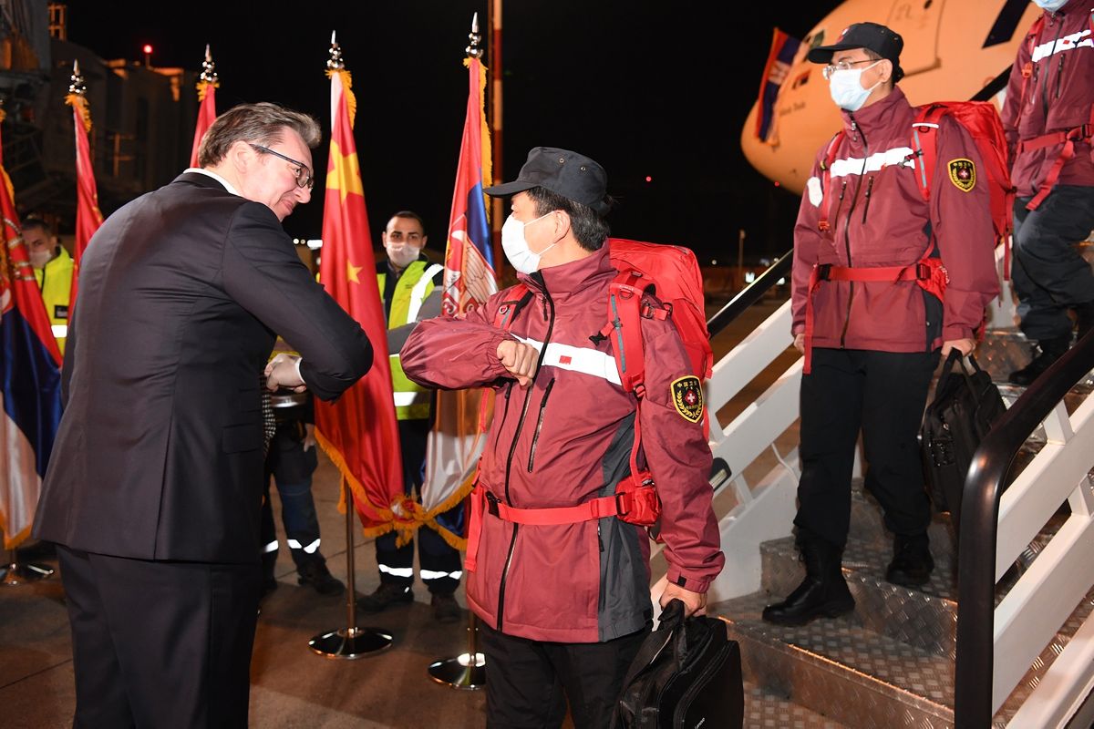 中国专家医疗队抵达塞尔维亚 总统武契奇亲吻五星红旗_哔哩哔哩_bilibili