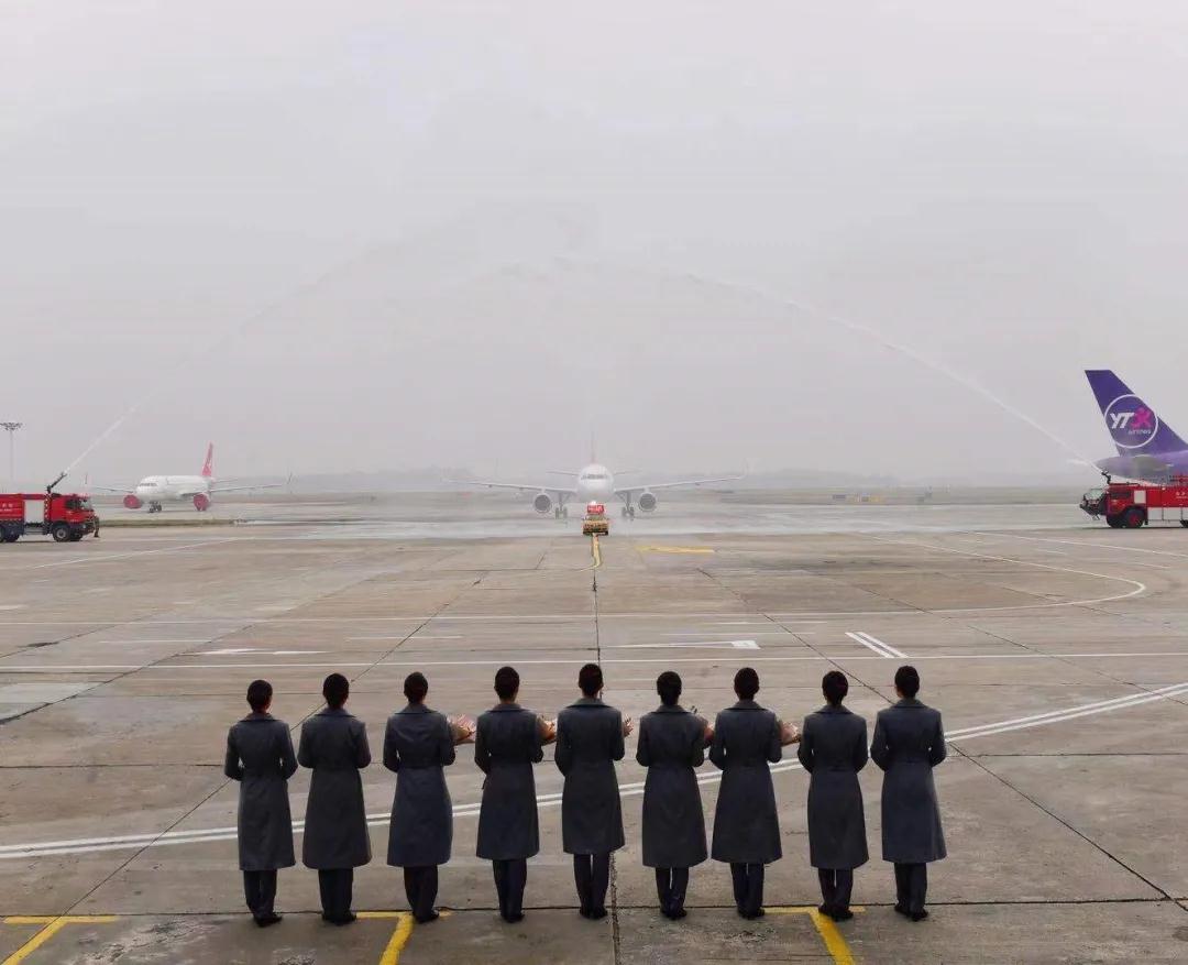 水门仪式迎接 全球最后一架波音747双流起飞_手机新浪网