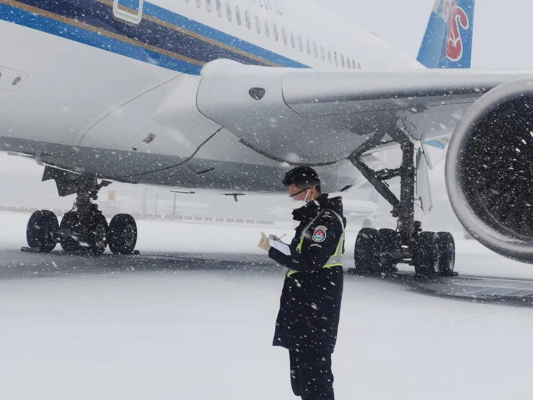 立冬迎初雪 北京大兴机场全力做好2021年冬季首场降雪保障