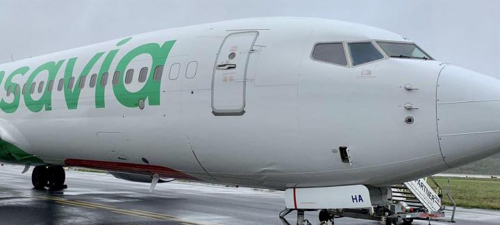 一架波音737在法国南特机场降落时两个前轮与起落架分离