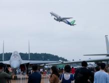 中国国产C919大型客机和ARJ21医疗机首次亮相中国航展