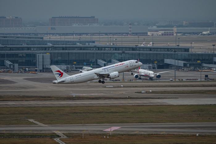 中国商飞交付首架C919大飞机 波音、空中客车齐祝贺