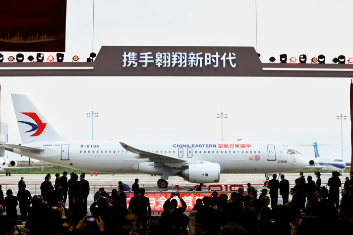 东航接收全球首架C919飞机 国产民机商业运营迈出“第一步‘