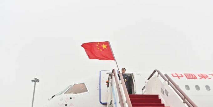 中国商飞交付首架C919大飞机 波音、空中客车齐祝贺