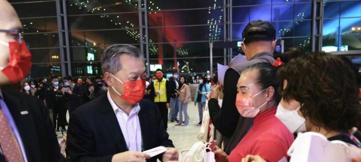 疫情3年来出境跟团游重启 广州白云机场迎来全国首发旅行团