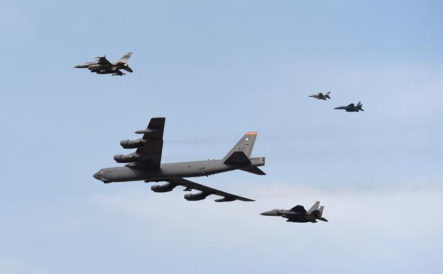 美军两架B-52H轰炸机现身朝鲜半岛东部海域