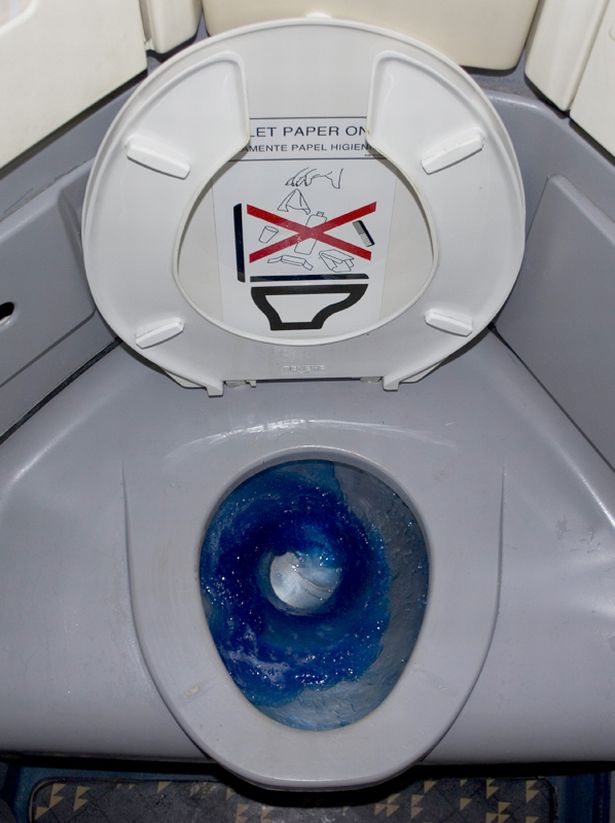 欧洲飞美国一航班8个厕所有5个无法冲水 不得不返回降落