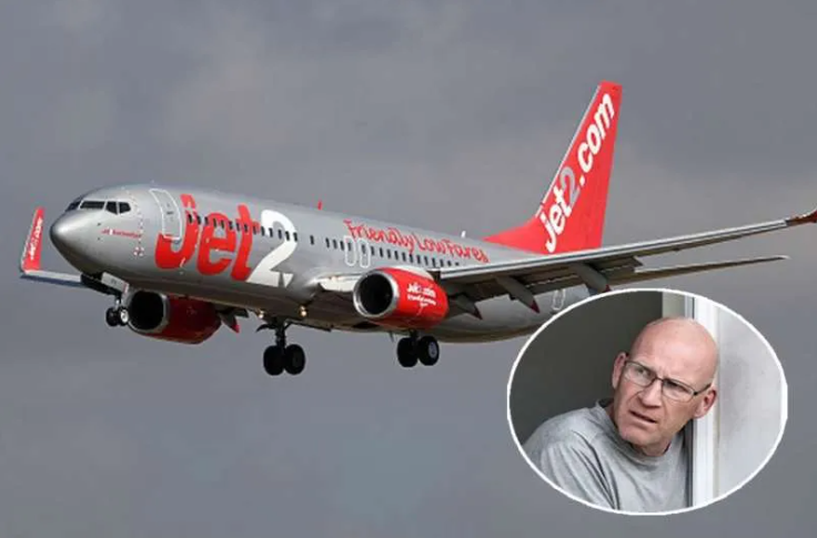 男子喝醉在飞机机舱小便 导致国际航班中途改道降落消毒