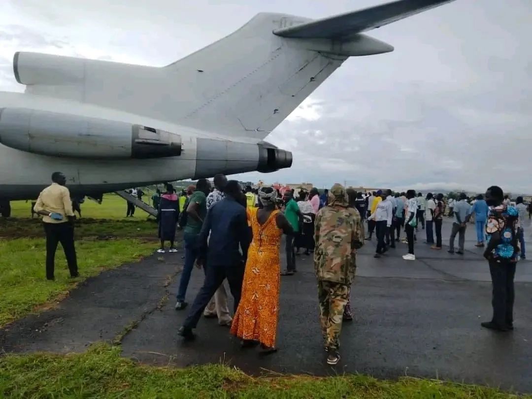 一架货机载300多人从苏丹撤离 结果在南苏丹冲出跑道