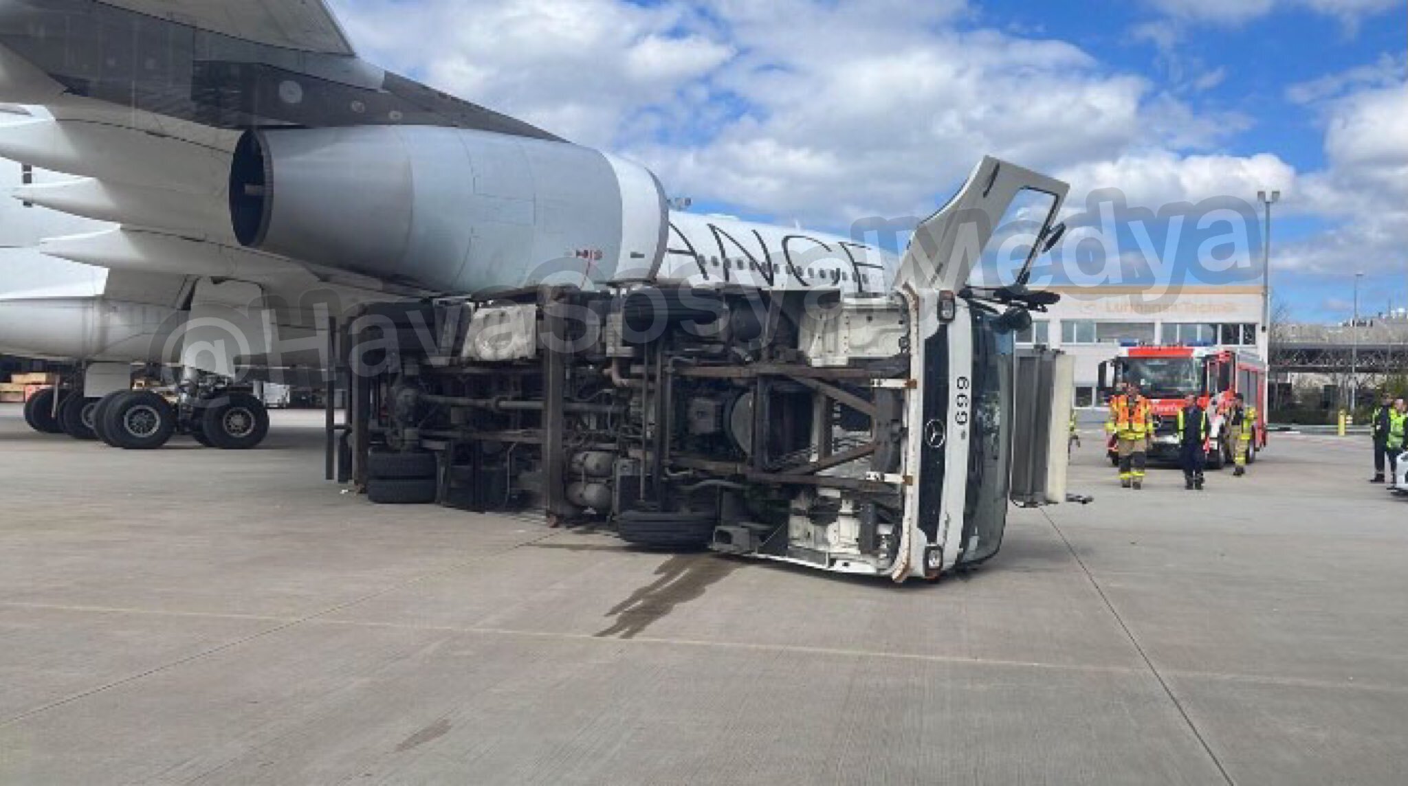 德国汉莎航空一架A340在法兰克福机场被地勤卡车撞上