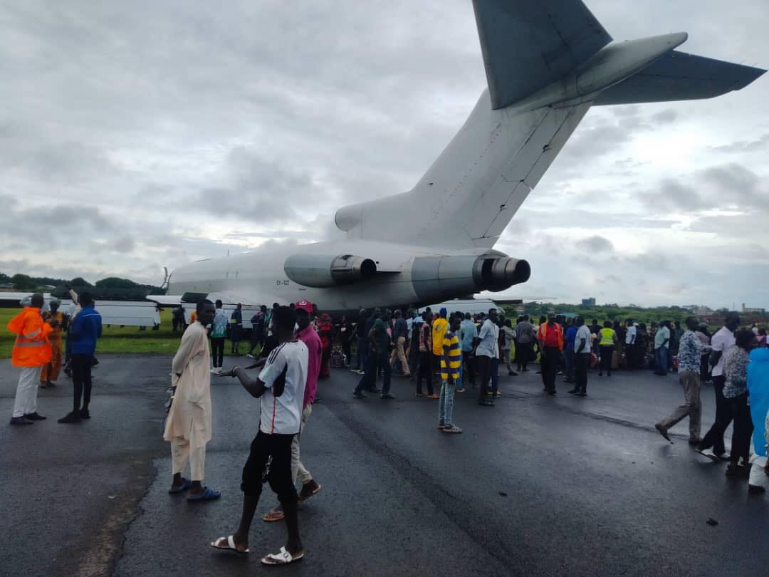 一架货机载300多人从苏丹撤离 结果在南苏丹冲出跑道
