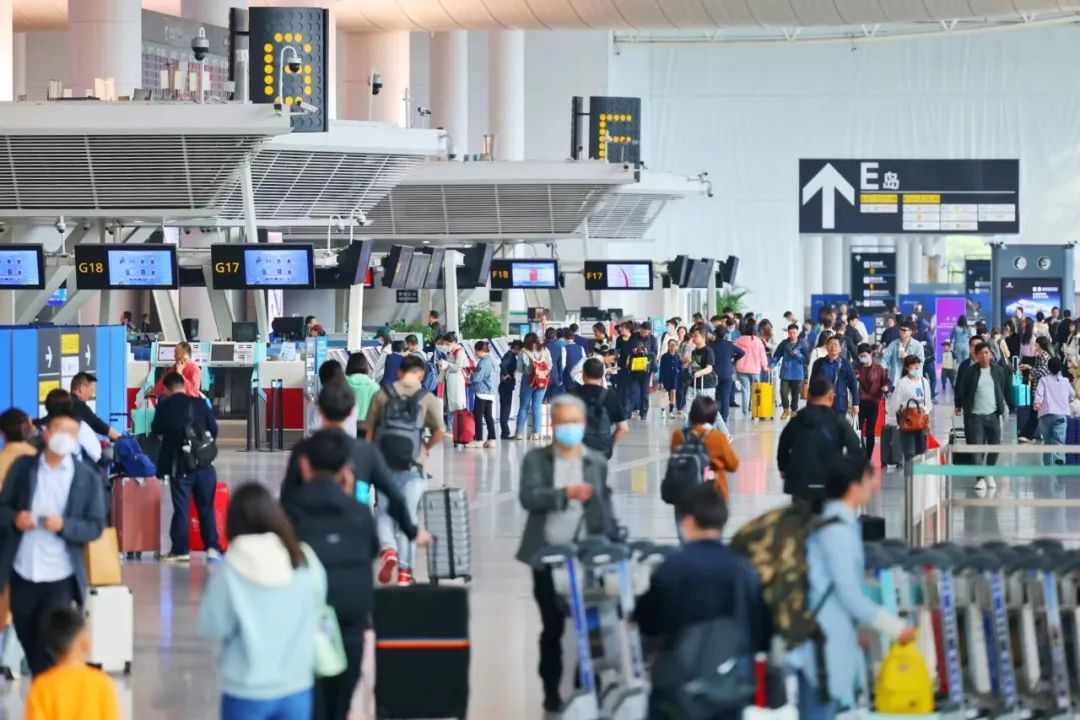浙江机场单日客流再创新高 杭州机场超13万人次