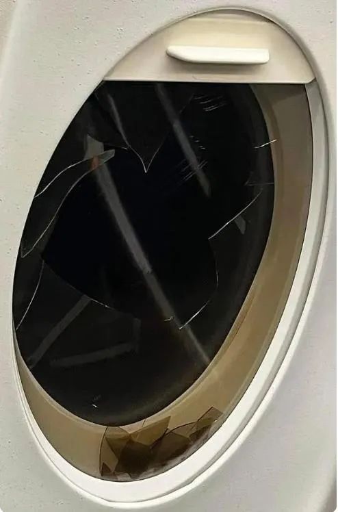 澳大利亚一航班空中突发两次斗殴 航班紧急返航 窗户被砸碎 