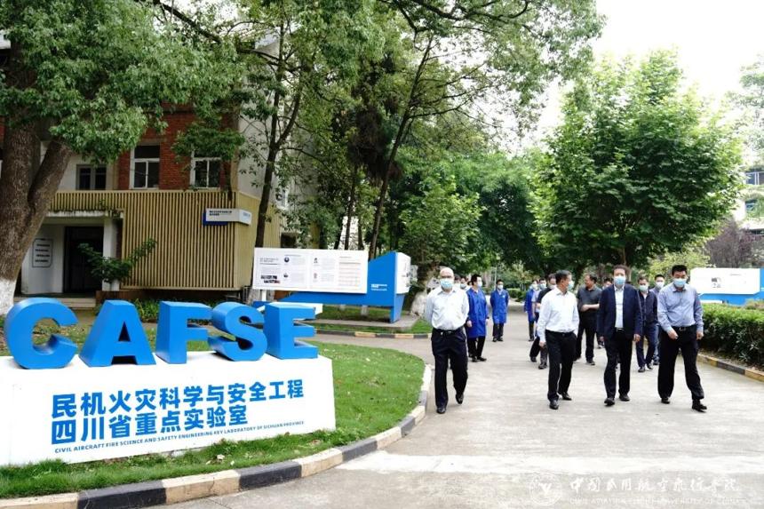 中国民航局副局长崔晓峰一行调研中飞院