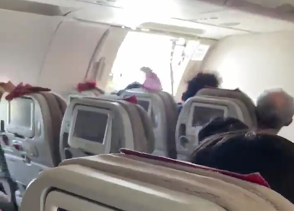 韩亚航空一客机舱门在空中打开 有人晕倒 多人呼吸困难
