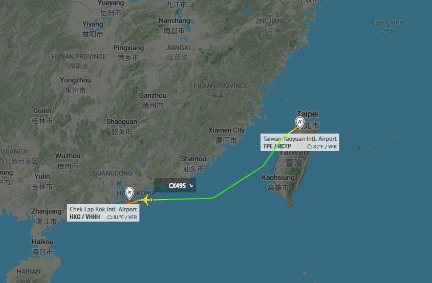 台湾桃园机场出意外 地勤失误导致货物卡到飞机发动机下 