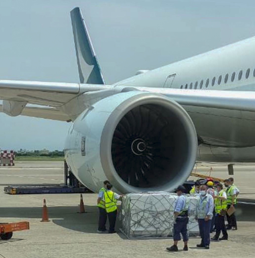 台湾桃园机场出意外 地勤失误导致货物卡到飞机发动机下 