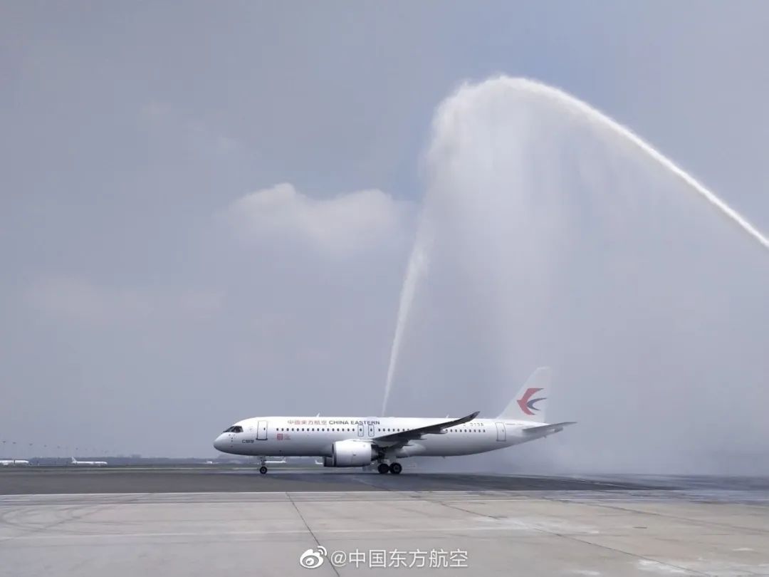中国国产C919飞机首次商业飞行圆满成功 波音、空客祝贺
