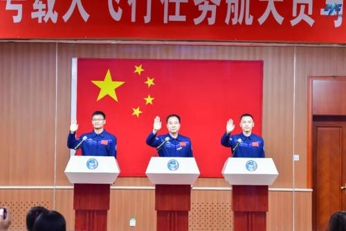 神舟十六号飞行乘组亮相