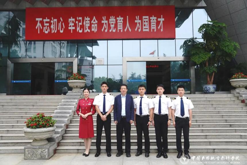 中国民航局副局长崔晓峰一行调研中飞院