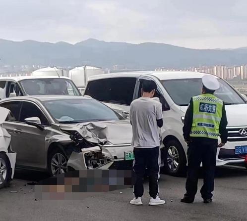 昆明机场出发层出意外 女子下车取行李被另一辆汽车撞死