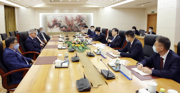 中国外交部长秦刚会见国际民航组织秘书长萨拉萨尔