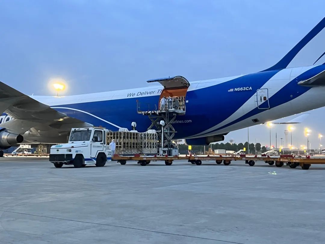 美国国家航空波音747载1000头种猪抵达武汉机场