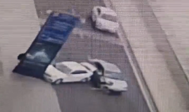 昆明机场出发层出意外 女子下车取行李被另一辆汽车撞死