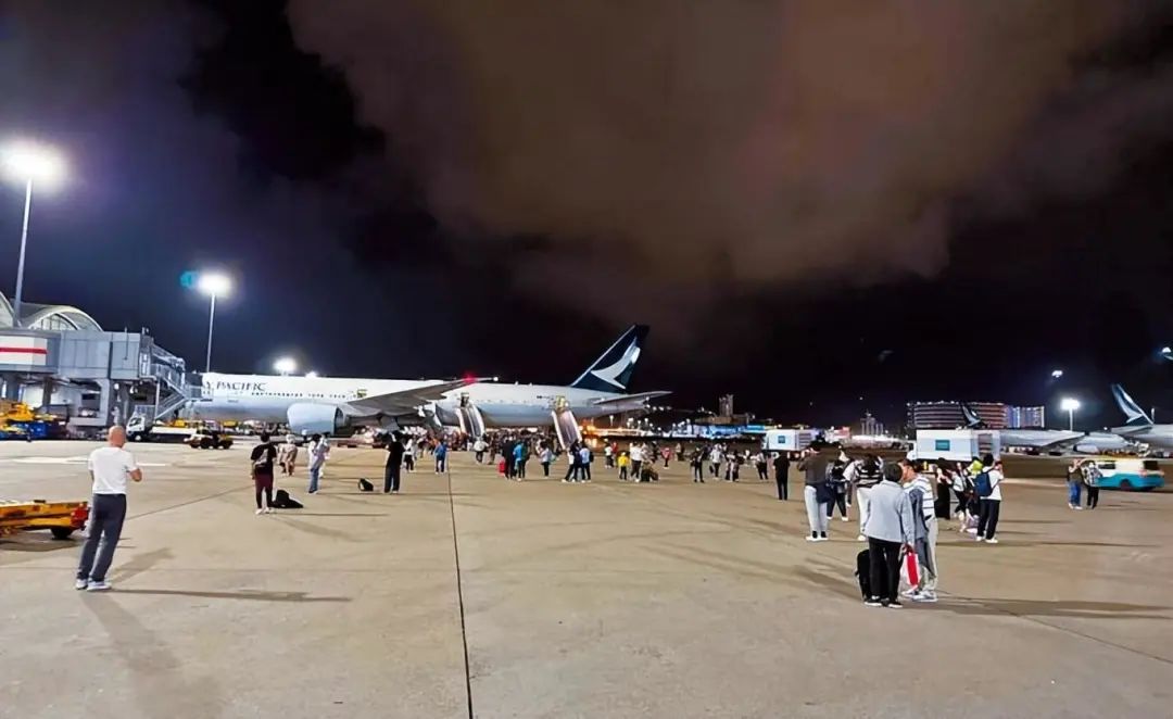 国泰航空客机起飞时发生故障紧急疏散  11人住院