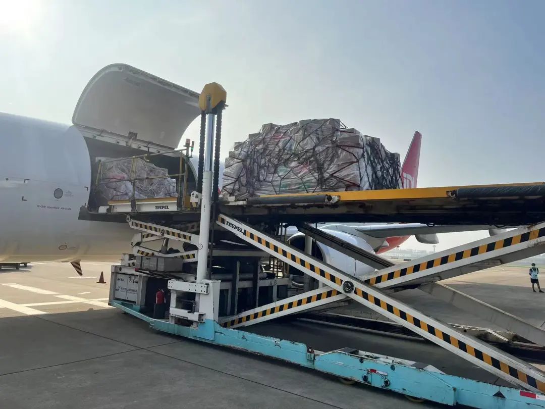 10吨威海樱桃乘京东航空包机抵杭州机场 