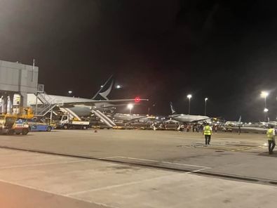 国泰航空客机起飞时发生故障紧急疏散  11人住院