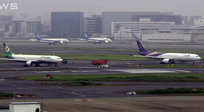 日本东京羽田机场两架飞机擦撞 泰国航空飞机撞上长荣航空飞机