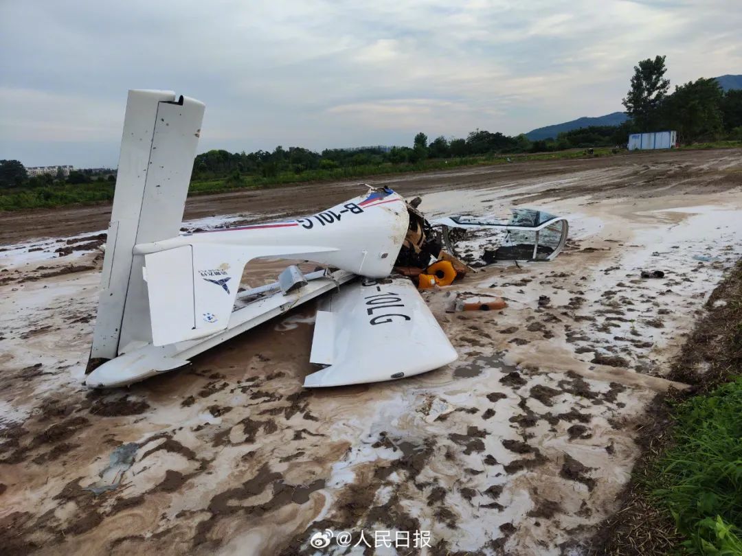 江苏镇江一运动类飞机坠地 航空器损伤严重 2人受伤