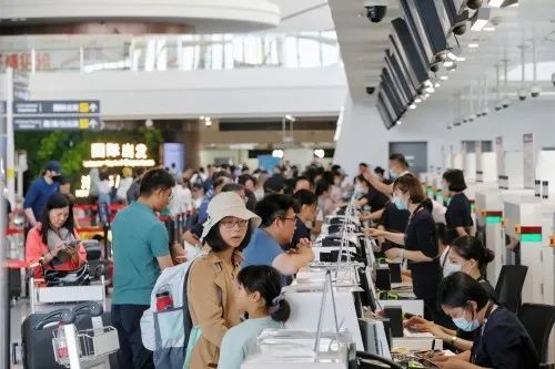 北京大兴机场迎来暑运客流高峰 暑期新开多条国际航线