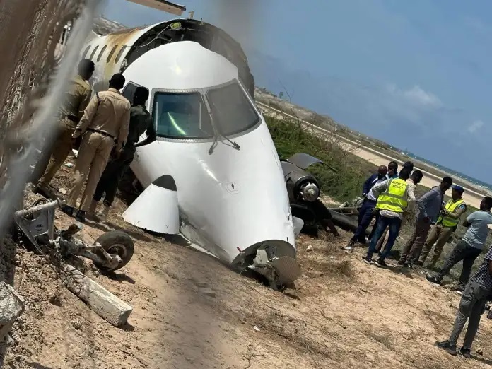 索马里一客机冲出跑道撞上围墙 飞机断为两节“身首异处”