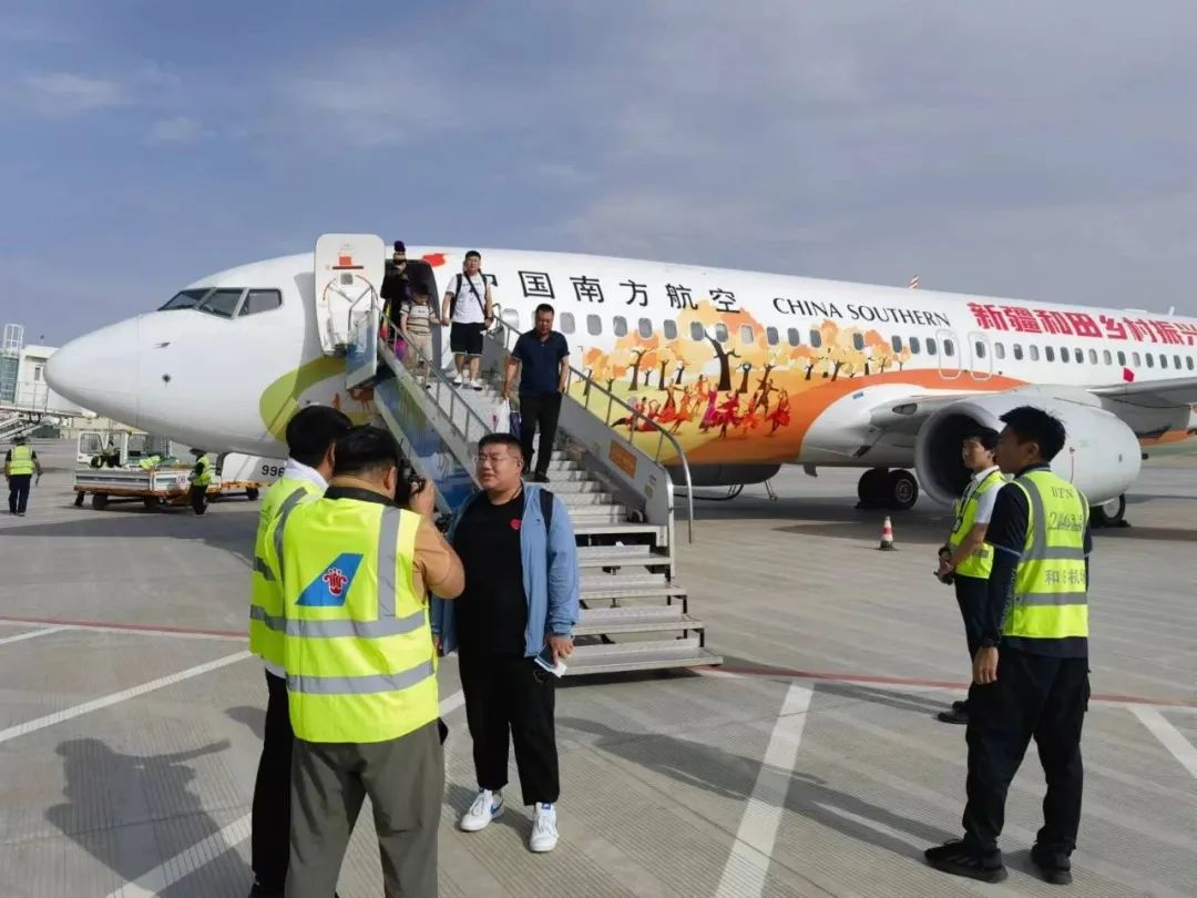 南航“新疆和田乡村振兴号”彩绘飞机亮相