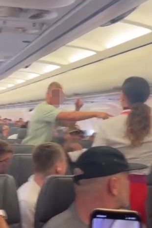 男子登机后突然暴怒“想开舱门“  被乘客阻止撂倒在地 下机后还袭警 
