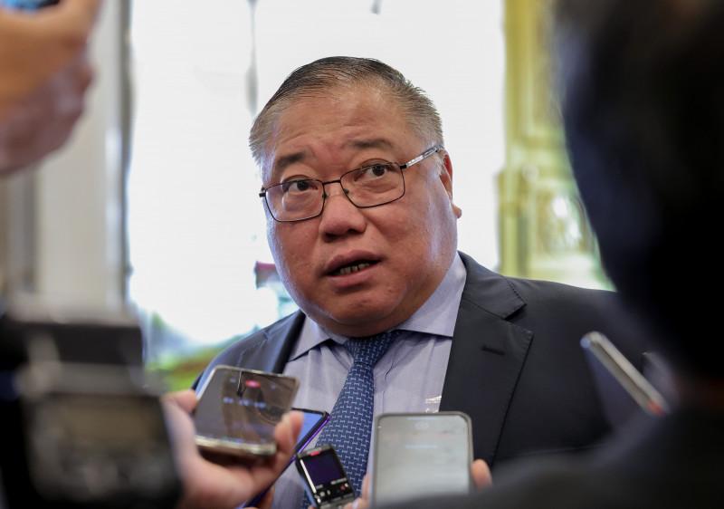 中国游客遭移民局官员刁难索贿 马来西亚旅游部长机场解救