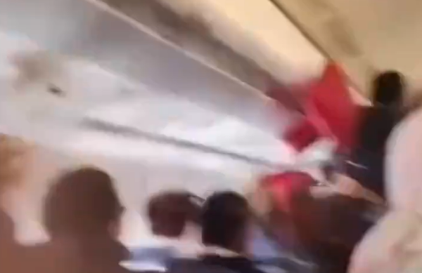 国航飞机遇到的“晴空颠簸”空姐和乘客被甩到天花板 