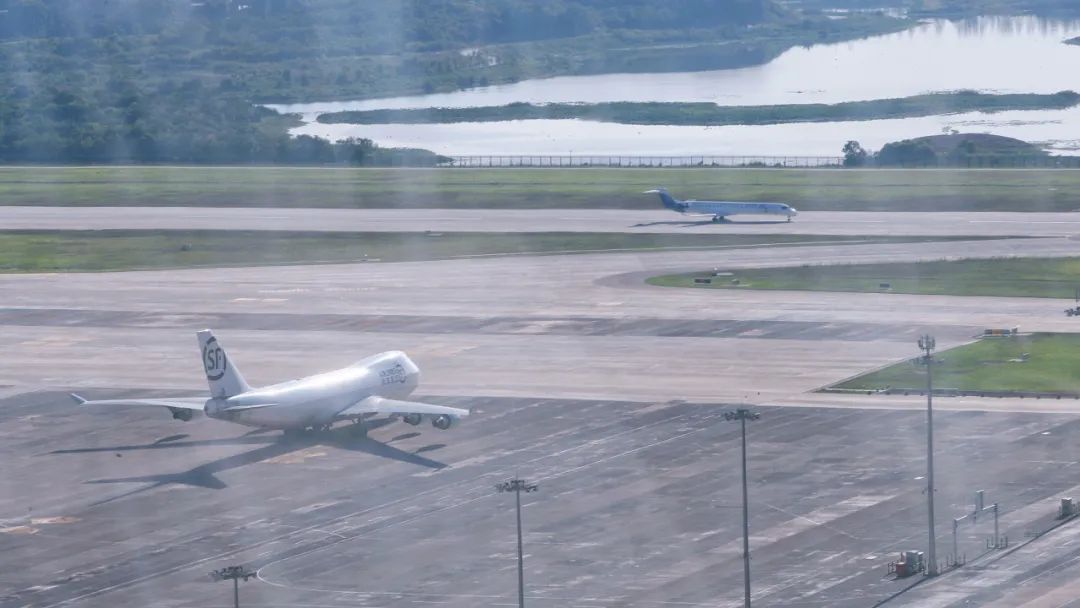 “东、西”合璧 比翼双飞 鄂州花湖机场开启“双跑道运行”模式