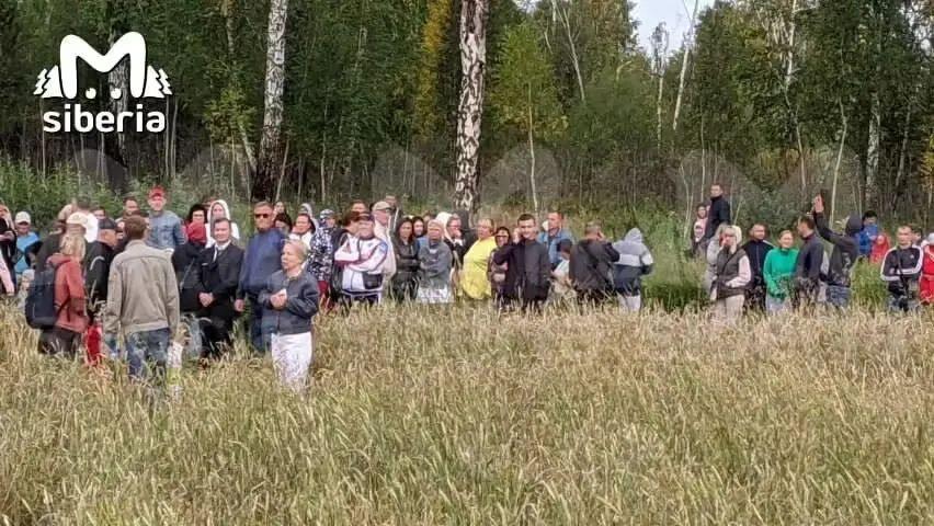 俄罗斯一架载170人客机出现故障 紧急迫降在田野 