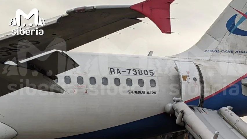 俄罗斯一架载170人客机出现故障 紧急迫降在田野 
