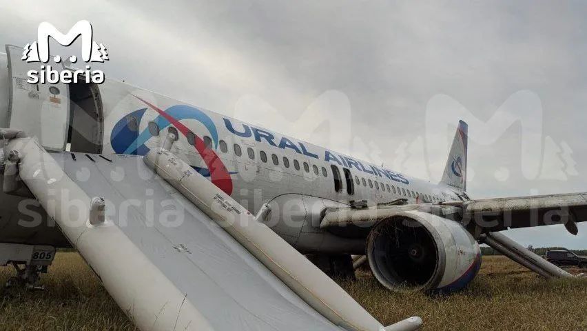 俄罗斯一架载170人客机出现故障 紧急迫降在田野 